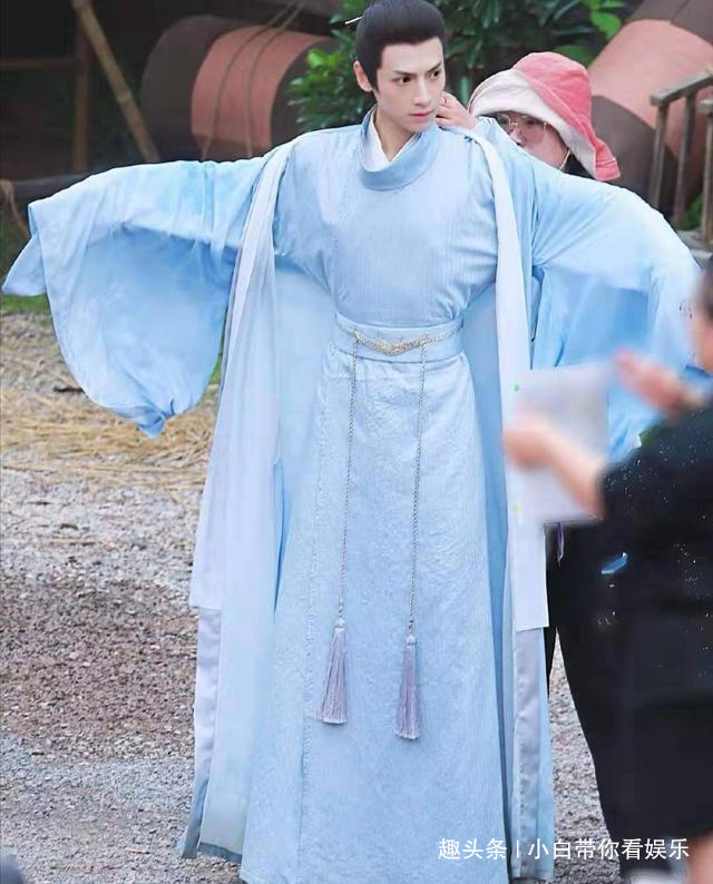 娱乐圈中的“男腰精”，王一博令人羡慕，看到千玺：不敢看