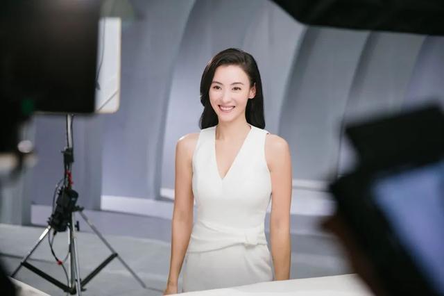39岁张柏芝冻龄颜值超养眼！肤白貌美小露香肩让人垂涎