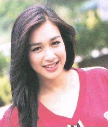 曾是华人小姐，三婚三娃后又嫁给了12岁富豪，50岁衣品还像小姑娘