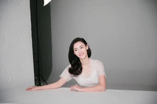 39岁张柏芝冻龄颜值超养眼！肤白貌美小露香肩让人垂涎