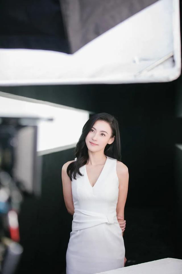 39岁张柏芝冻龄颜值超养眼！肤白貌美小露香肩让人垂涎