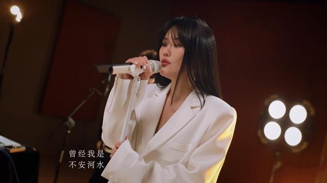 吉克隽逸时隔8年再战袁娅维，《歌手》奇袭阵容火药味越来越重啦