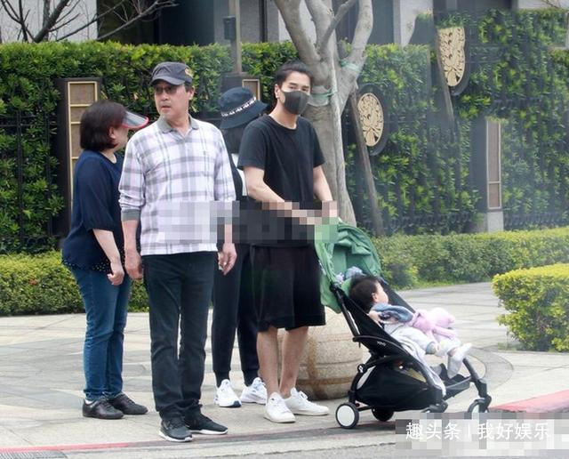 赵又廷祖孙三代出游，和父母筑“人肉围墙”帮高圆圆挡镜头超有爱
