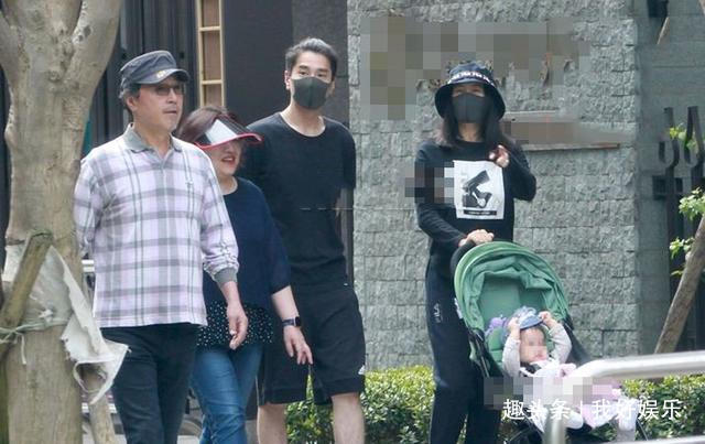 赵又廷祖孙三代出游，和父母筑“人肉围墙”帮高圆圆挡镜头超有爱
