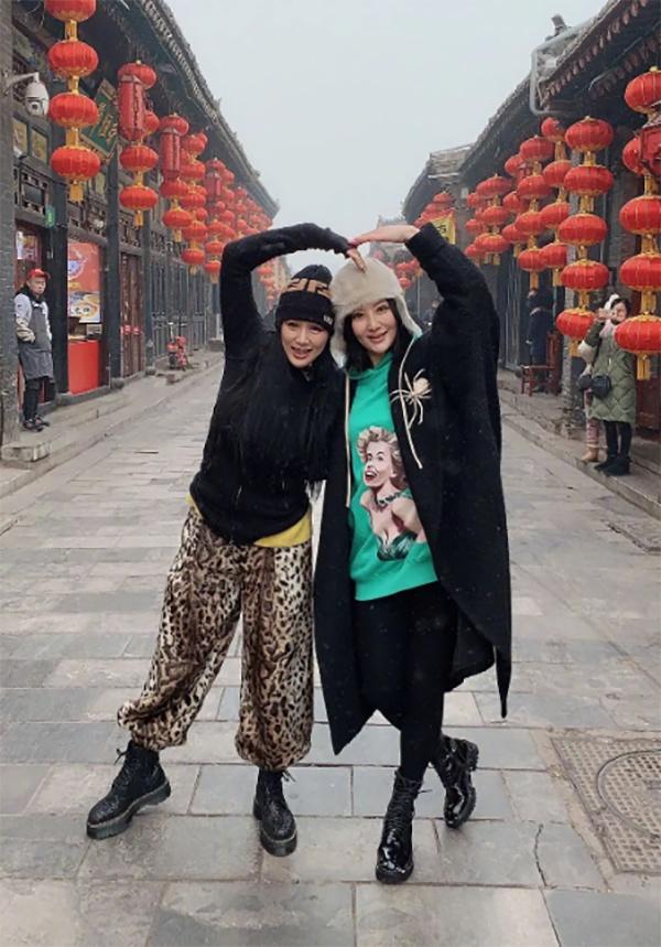 50岁上下的女星，许晴伊能静刘若英都驻颜有术，但张庭才是真冻龄