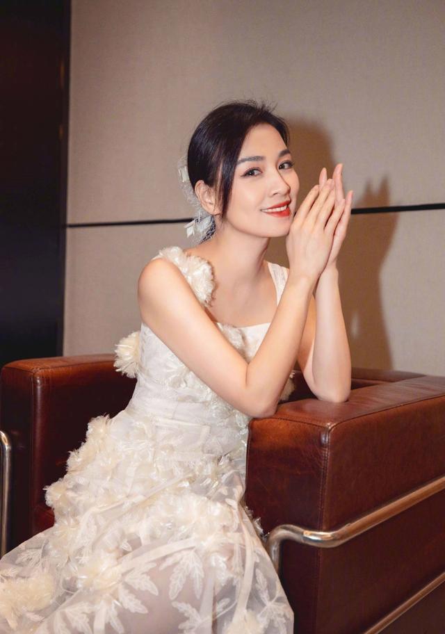 50岁上下的女星，许晴伊能静刘若英都驻颜有术，但张庭才是真冻龄