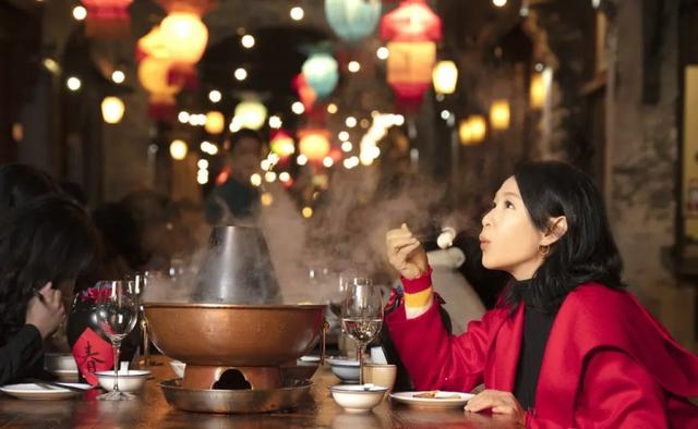 50岁上下的女星，许晴伊能静刘若英都驻颜有术，但张庭才是真冻龄