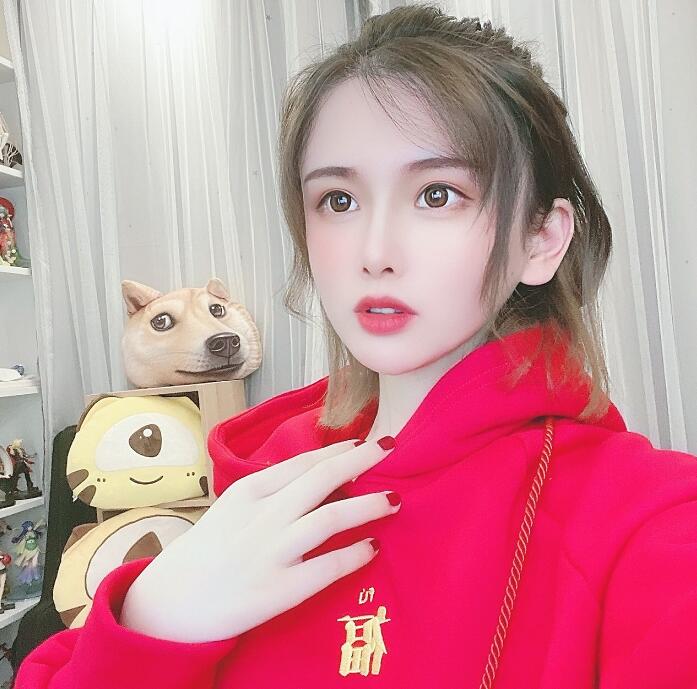 轩墨宝宝秀最新自拍照，肩上带子格外醒目，他真忘了性别?