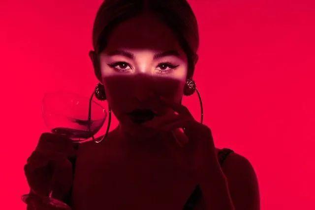 性感歌后萧亚轩穿低胸吊带身材火辣秀美肌！身材凹凸有致