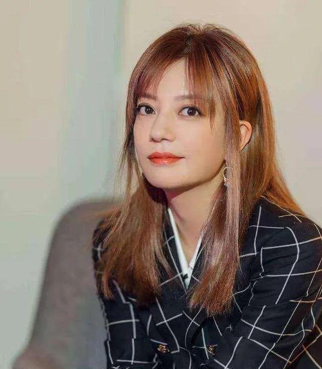 从小燕子爆红嫁入富门转型！赵薇昔日经典角色美出新高度