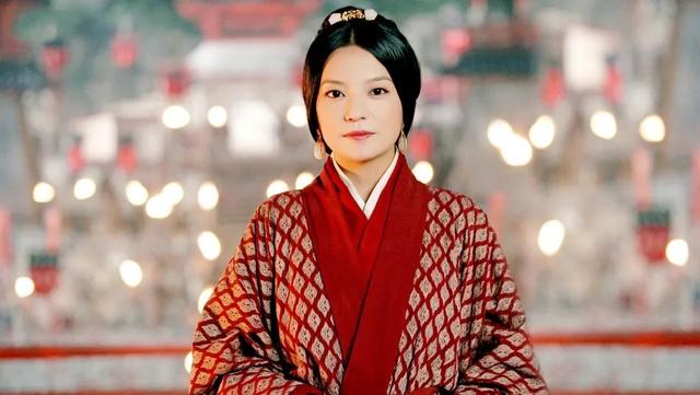 从小燕子爆红嫁入富门转型！赵薇昔日经典角色美出新高度