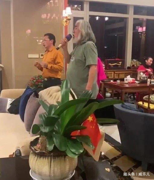 张纪中：与妻互曝混乱私生活，离婚分她3个亿，今移居国外享清福