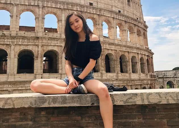 李连杰大女儿晒同框！妹妹露小蛮腰身材不输性感妈妈利智