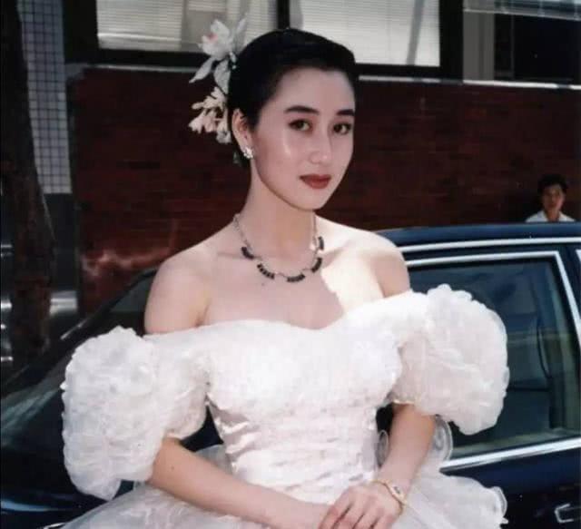 李连杰大女儿晒同框！妹妹露小蛮腰身材不输性感妈妈利智