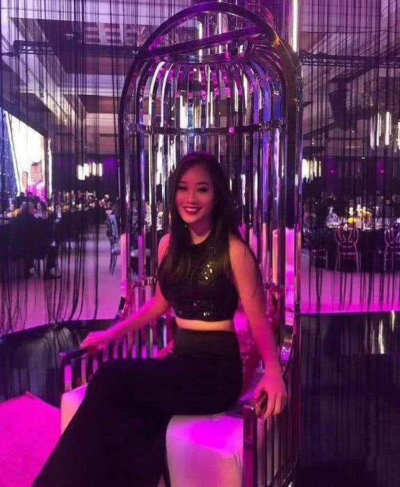 李连杰大女儿晒同框！妹妹露小蛮腰身材不输性感妈妈利智