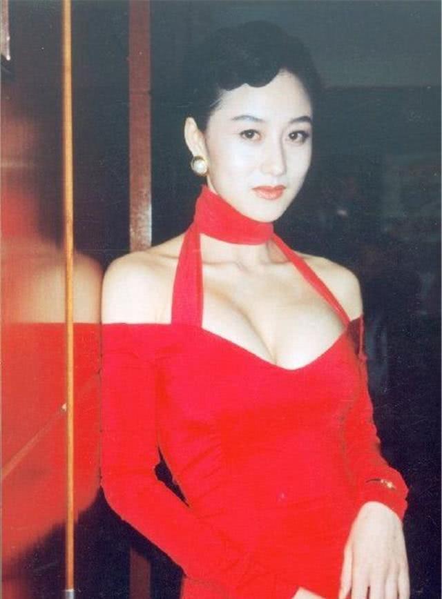 李连杰大女儿晒同框！妹妹露小蛮腰身材不输性感妈妈利智