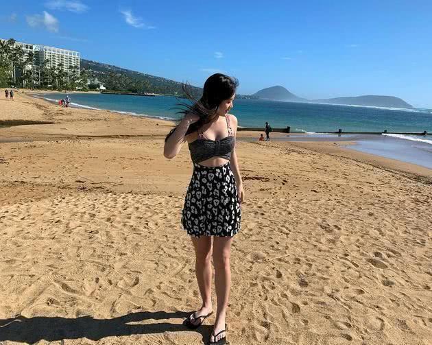 李连杰大女儿晒同框！妹妹露小蛮腰身材不输性感妈妈利智