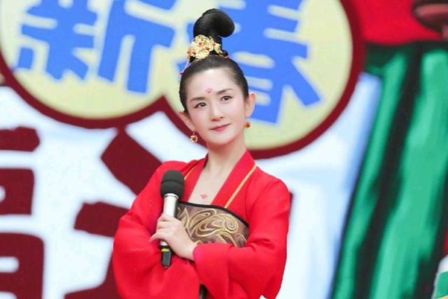 真正见过世面的女人，很少会走清纯路线，看看谢娜，女人味挡不住