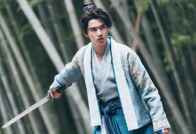 虞书欣拍戏曾和男主开撕，片场两人互不搭理，甜蜜互动都是硬演吗