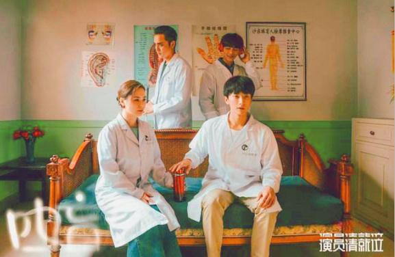 他18岁出道，演了13年的小孩，35岁仍像个孩子，与妻子合影像母子
