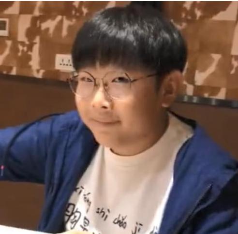 他18岁出道，演了13年的小孩，35岁仍像个孩子，与妻子合影像母子