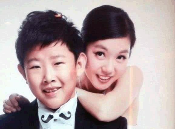 他18岁出道，演了13年的小孩，35岁仍像个孩子，与妻子合影像母子