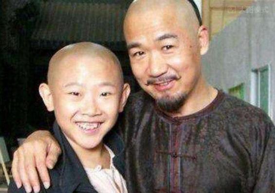 他18岁出道，演了13年的小孩，35岁仍像个孩子，与妻子合影像母子