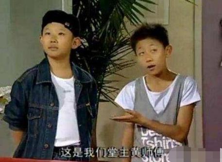 他18岁出道，演了13年的小孩，35岁仍像个孩子，与妻子合影像母子