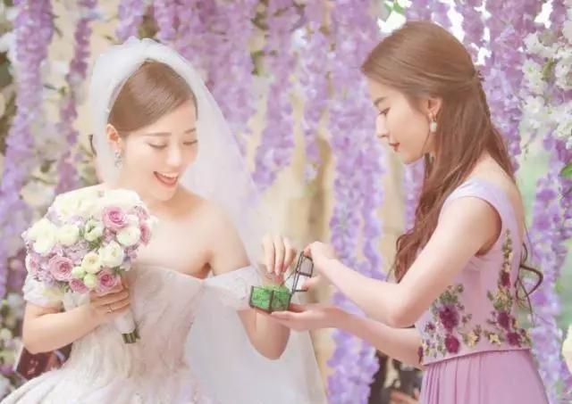 本以为刘亦菲是最美伴娘，李沁伴娘照曝光后，我承认我“变心”了