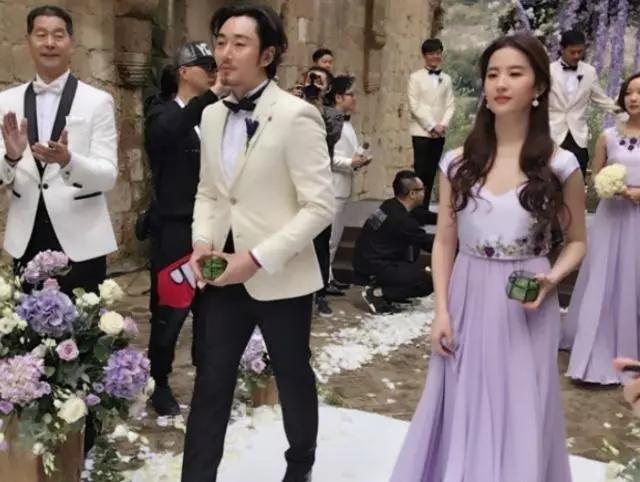 本以为刘亦菲是最美伴娘，李沁伴娘照曝光后，我承认我“变心”了