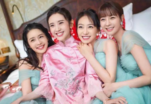 本以为刘亦菲是最美伴娘，李沁伴娘照曝光后，我承认我“变心”了