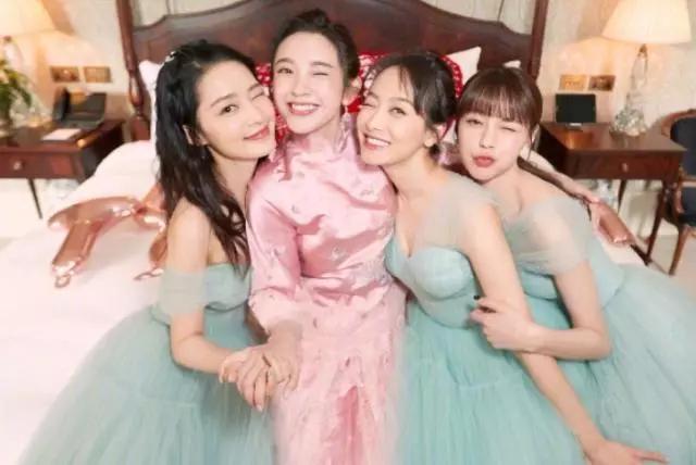 本以为刘亦菲是最美伴娘，李沁伴娘照曝光后，我承认我“变心”了