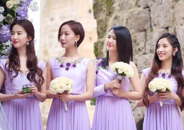 本以为刘亦菲是最美伴娘，李沁伴娘照曝光后，我承认我“变心”了