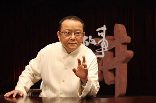 “和珅”王刚，被央视开除后转行做演员，情路坎坷却被人诟病不已