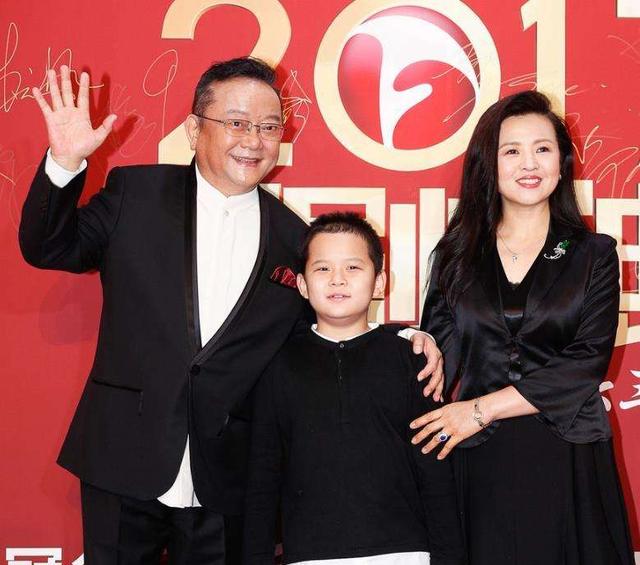 “和珅”王刚，被央视开除后转行做演员，情路坎坷却被人诟病不已