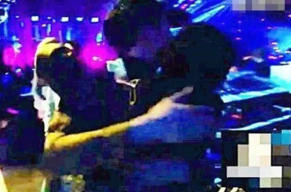 小S不断追问下！萧敬腾承认与大13岁经纪人恋情？