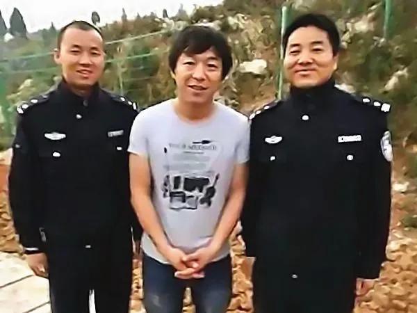明星和警察合影容易引起误会，撒贝宁教你正确的合影姿势