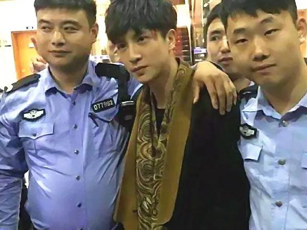明星和警察合影容易引起误会，撒贝宁教你正确的合影姿势