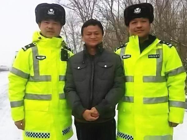 明星和警察合影容易引起误会，撒贝宁教你正确的合影姿势