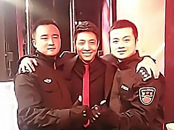 明星和警察合影容易引起误会，撒贝宁教你正确的合影姿势