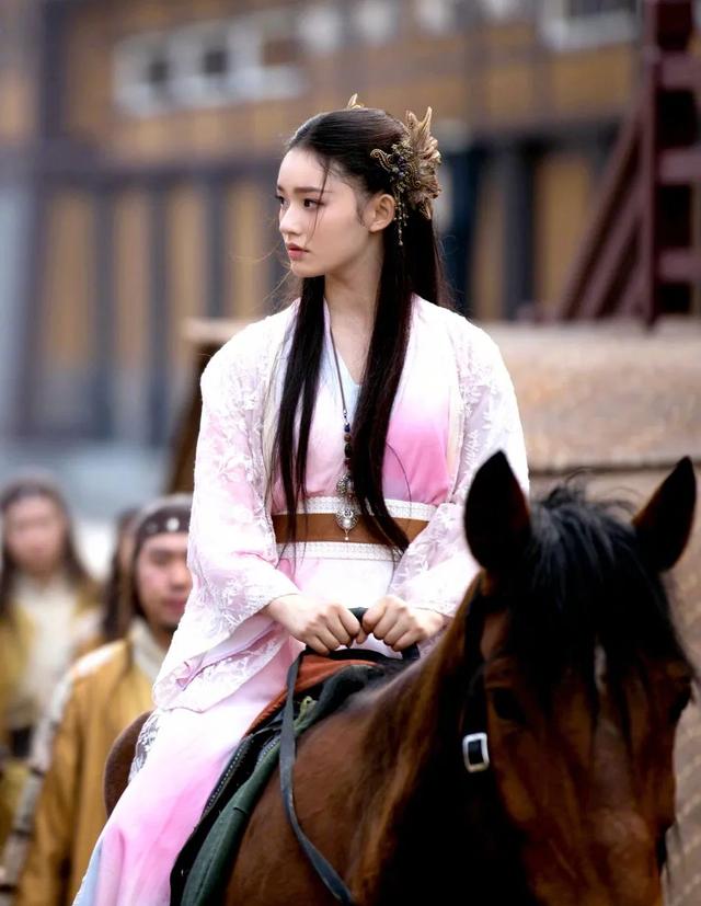 18岁当上星女郎恋过宋威龙冯绍峰！林允曾甜美惹人爱？