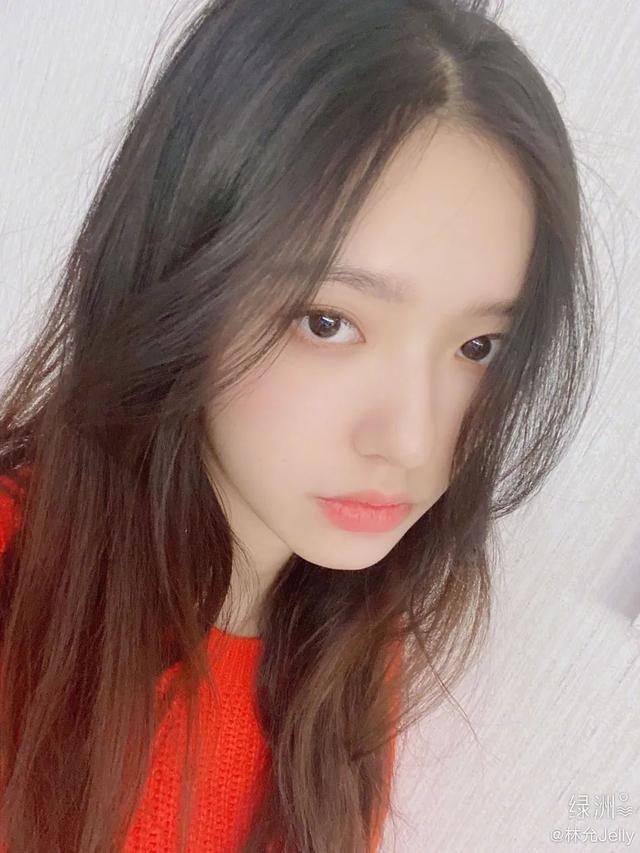 18岁当上星女郎恋过宋威龙冯绍峰！林允曾甜美惹人爱？