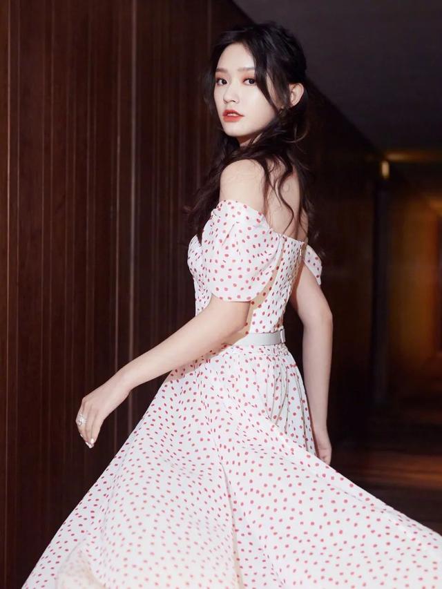 18岁当上星女郎恋过宋威龙冯绍峰！林允曾甜美惹人爱？