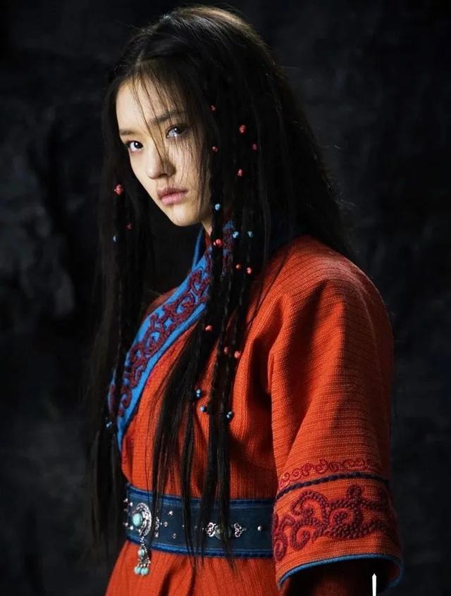 18岁当上星女郎恋过宋威龙冯绍峰！林允曾甜美惹人爱？
