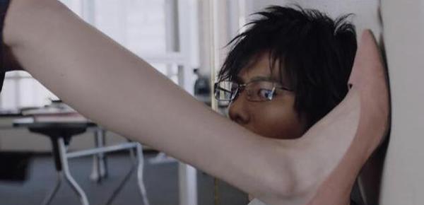 刚出道时的迪丽热巴，与很多小演员一样，这种镜头和画面也没少拍