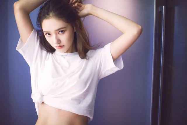 18岁当上星女郎恋过宋威龙冯绍峰！林允曾甜美惹人爱？