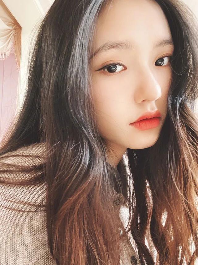 18岁当上星女郎恋过宋威龙冯绍峰！林允曾甜美惹人爱？