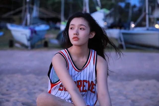 18岁当上星女郎恋过宋威龙冯绍峰！林允曾甜美惹人爱？