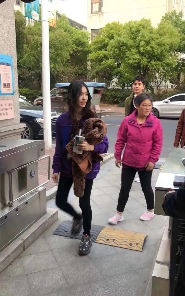 18岁当上星女郎恋过宋威龙冯绍峰！林允曾甜美惹人爱？
