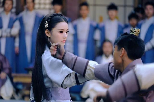18岁当上星女郎恋过宋威龙冯绍峰！林允曾甜美惹人爱？